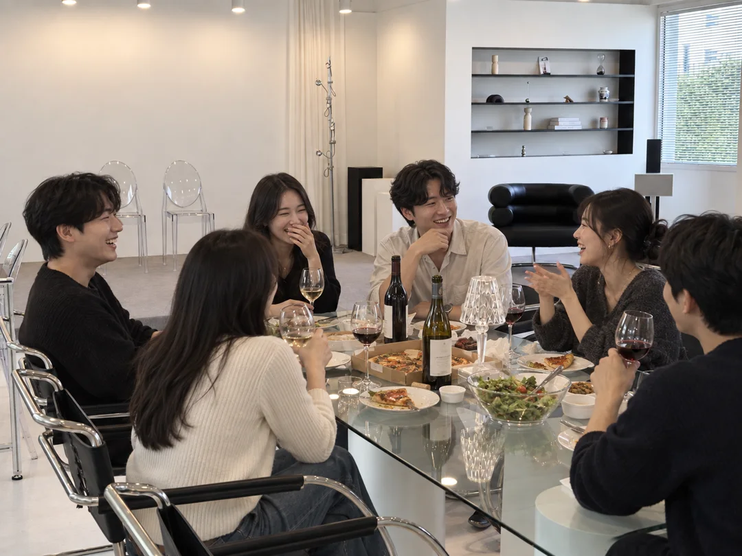 다이닝 테이블에서 와인과 음식을 나누는 친구들